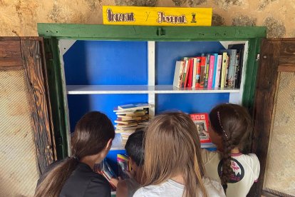 Los vecinos de Guzmán (Burgos), rehabilitan la Fuente de San Quinces y transforman la caseta anexa en una Biblioteca Verde que sirve como espacio comunitario para la localidad