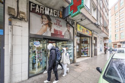 La sede física de la farmacia Farmaferoles se encuentra en la calle Bartolomé Ordóñez.