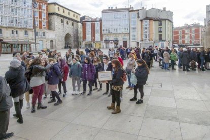 Un grupo de personas visita la Catedral de Burgos.