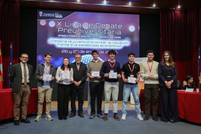 Imagen de los participantes en la liga de debate.