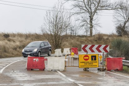 Señalización del corte de circulación en la antigua carretera de Cortes con motivo del inicio de las obras de la senda peatonal y ciclista.