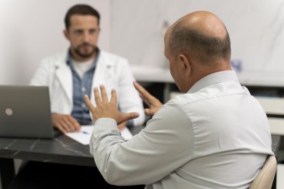 Un hombre en la consulta del especialista.