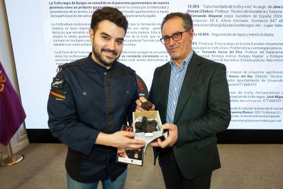 El chef Ricardo Temiño y el responsable de Burgos Alimenta, Javier Arroyo, muestran un ejemplar de trufa negra.