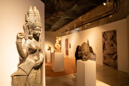 La muestra analiza cómo las imágenes sagradas estructuraban la existencia diaria en los hogares y templos de las grandes culturas de la Antigüedad asiática.
