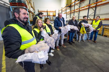 Entrega de patatas al Banco de Alimentos de Burgos por parte del sector agrario.