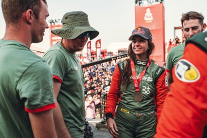 La piloto Cristina Gutiérrez culmina su décimo Rally Dakar, el segundo en la categoría reina de coches, con un histórico 11º puesto en la general, el mejor resultado femenino en la clasificación absoluta desde 2005.
