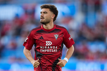 Imagen de Álex Cardero con la camiseta del Mirandés.