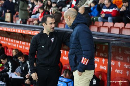 Antxon Muneta en el banquillo durante el partido en Gijón, en el que vio destellos en el equipo que le hacen mantener el optimismo.