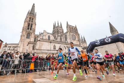 El corredor sub18 Pelayo Salgado, en cabeza en la foto con el dorsal 619, fue el vencedor de la categoría absoluta masculina.
