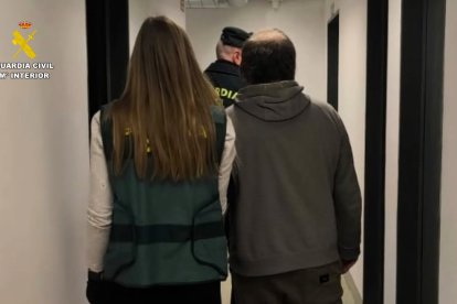 Imagen del detenido en dependencias de la Guardia Civil.