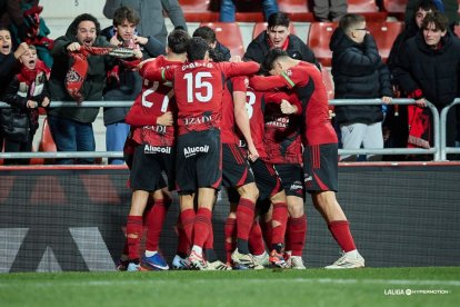 Los jugadores del Mirandés celebran uno de los goles.