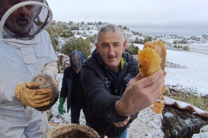 Eduardo Izquierdo es un pequeño productor de miel artesanal