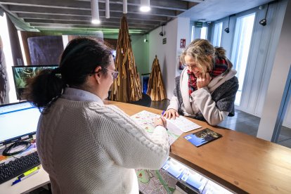Una mujer consulta información en el Centro de Recepción de Turistas de Burgos, en la calle Nuño Rasura.