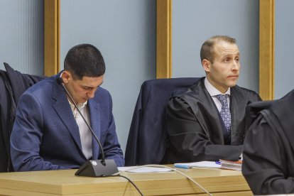 El acusado junto a su abogado durante el juicio.