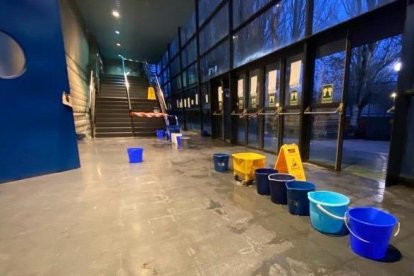 Cubos para recoger el agua de las goteras en el Polideportivo El Plantío, durante un partido del Tizona Burgos.