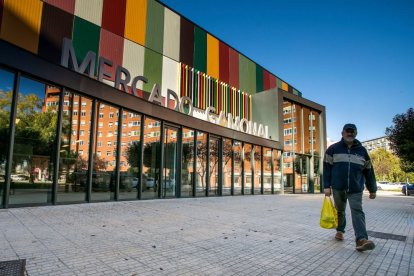 Vista exterior del aparcamiento del mercado G9