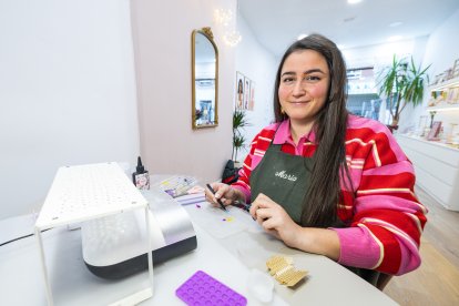 María trabaja en una de sus joyas en su tienda de la calle Concepción.