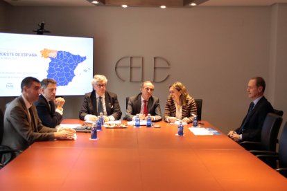 Los presidentes de la Federación Asturiana de Empresarios, la Confederación de Empresarios de Galicia y la Federación Leonesa de Empresarios, María Calvo, Juan Manuel Vieites y Juan María Vallejo, mantienen una reunión de coordinación y seguimiento sobre la situación del Corredor Atlántico Noroeste.