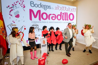 Instante de la presentación del evento amenizado por el grupo de teatro de la localidad 'Enebrando'.