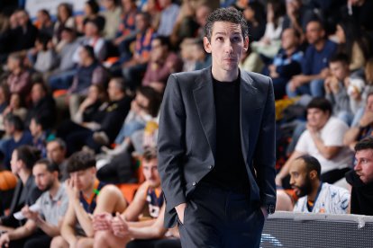 Denís Pombar camina por la banda de la cancha de El Plantío.