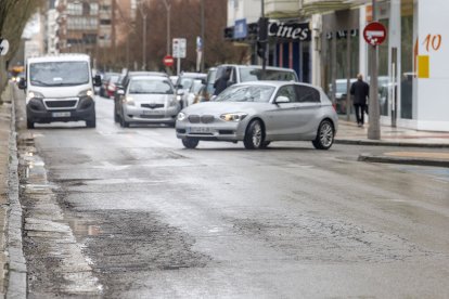 La avenida Arlanzón lleva años esperando el mantenimiento de firmes y de aceras; mientras tanto, las lluvias agravan todavía más su deterioro.
