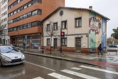 Vista del edificio municipal ubicado en el número 2 de San Pedro y San Felices en el que los vecinos exigen intervenir por el riesgo de colapso.