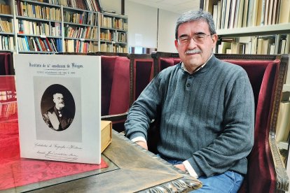 El académico Ignacio Ruiz Vélez, junto a un retrato del profesor José Martínez Rives.