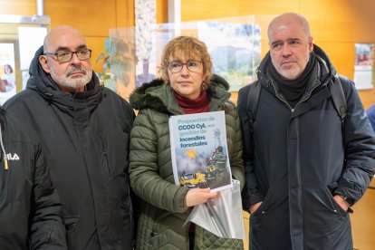El secretario general de CCOO, Unai Sordo, junto a la secretaria general de CCOO CyL, Ana Fernández de los Muros se concentran en las puertas de la Junta tras una asamblea para delegados celebrada en la Feria de Muestras. En la imagen entregan una propuesta contra la gestión de incendios en el registro de la consejería de Medio Ambiente.