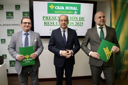 El director general de Caja Rural, Cipriano García, presenta el balance y cuenta de resultados del ejercicio 2025 de la entidad, junto al director de Comunicación y Relaciones Institucionales, Narciso Prieto, y el director territorial de Expansión, Alejandro Hidalgo Borbujo.