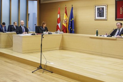 El condenado, con la cabeza gacha, y el juez Roger Redondo al inicio del juicio.
