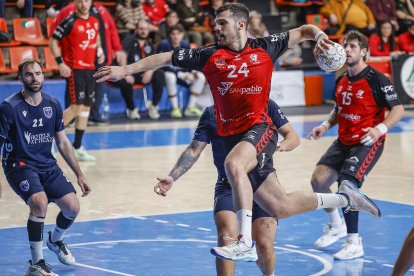 Jaime González se dispone a lanzar a portería en un partido disputado en El Plantío.