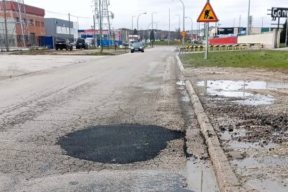 CCOO denuncia el deterioro de la calle La Bureba en el polígono de Gamonal.