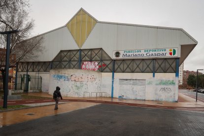 Polideportivo Mariano Gaspar, junto al Silo, que se ha clausurado unos días hasta que se pueda reparar la cubierta.