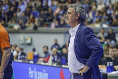 Fisac, atento al juego durante el partido contra Tenerife.