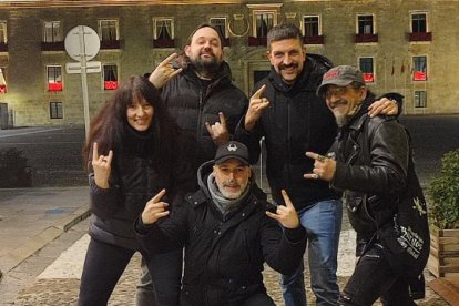 Jesús Alijo, junto a Lourdes, Yus, Trascasa y Emilio; de Burgos Heavy Metal, en la Plaza Mayor de Lerma.