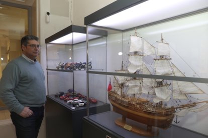 El Ateneo de Palencia acoge una exposición de miniaturas de la Asociación de Miniaturistas Asociados Palentinos que cumple 25 años dedicados al modelismo a escala, en la imagen el presidente de la asociación, Juan Pablo Gutiérrez.
