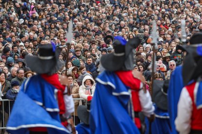 A pesar del frío, el público respondió a la cita a los pies de la Catedral con la comparsa de la Recreativa Castellana y sus siete ácidas coplas.