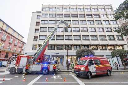 Los Bomberos intervienen en una fachada de la calle Vitoria tras unos desprendimientos.