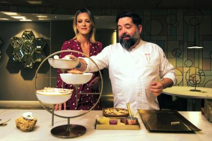 La presentadora belga Adrienne Chaballe durante el rodaje de un episodio de ‘De Tapas por España’.