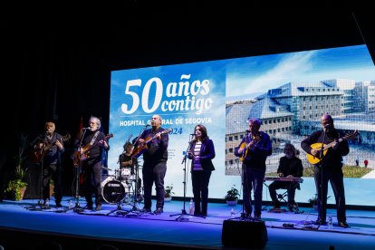 El grupo Nuevo Mester de Juglaría, durante la clausura el acto conmemorativo del 50 aniversario del Hospital General de Segovia.