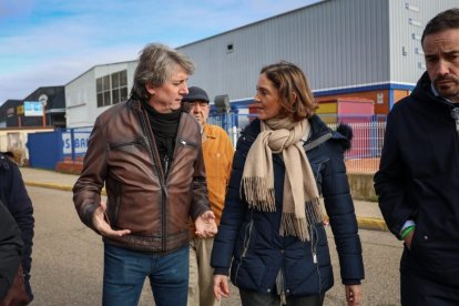 El secretario general del PSOE de Castilla y León y candidato a la Presidencia de la Junta, Carlos Martínez, y la la portavoz del Grupo Municipal Socialista en el Ayuntamiento de Madrid, Reyes Maroto, en Venta de Baños (Palencia).