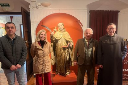 Santonja, (2 d), durante su visita a la muestra.