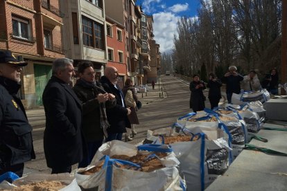 El subdelegado visita las zonas más afectadas por la crecida de los ríos