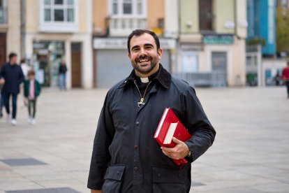 El padre Álvaro organiza misas para jóvenes, los domingos a las 19.30 horas en la Iglesia Vera Cruz y para los pequeños a las 11.15 horas en la Iglesia de Santa Catalina