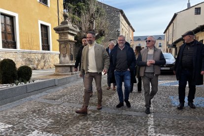 El presidente de Vox, Santiago Abascal, junto al candidato del partido a la Presidencia de la Junta, Carlos Pollán, durante su visita a Lerma (Burgos).
