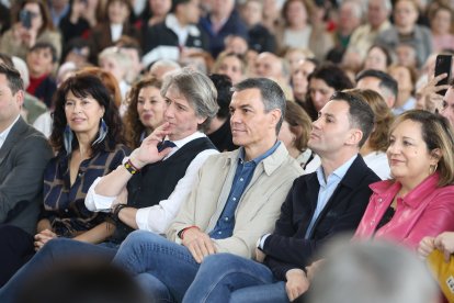 El secretario general del PSOE y presidente del Gobierno de España, Pedro Sánchez (c), acompañado del secretario general del PSOE de Castilla y León, alcalde de Soria y candidato a la presidencia de la Junta de Castilla y León, Carlos Martínez (2i).