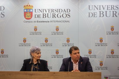 Ileana Greca, vicerrectora de Internacionalización, Cooperación y Alianzas Estratégicas, y Carlos Gallo, presidente de Sodebur, durante la presentación del INNOTHON Merindades 2026.