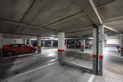 Garaje comunitario en el centro de Burgos, donde el alquiler de plazas se encarece y refuerza su atractivo como inversión inmobiliaria.