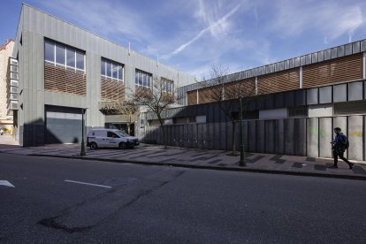Las obras para reparar la cubierta del polideportivo de Lavaderos se iniciarán en breve.
