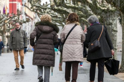Tres mujeres pasean por la capital burgalesa.